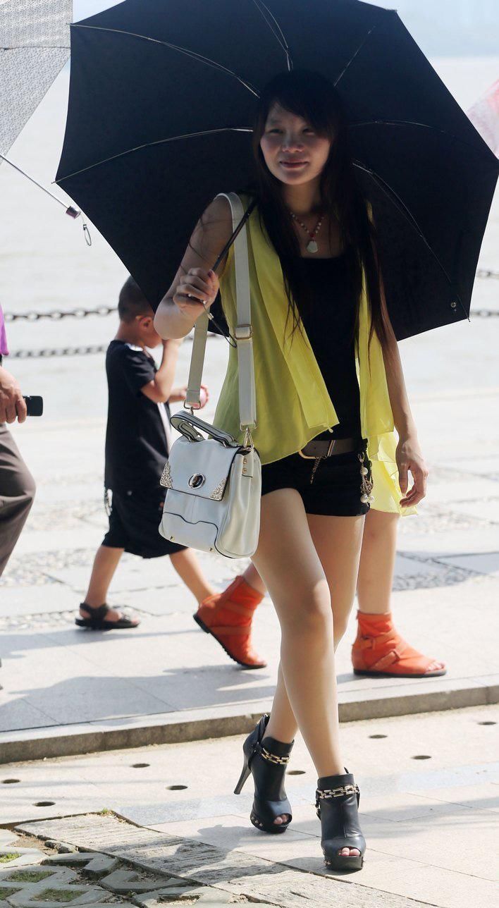 景区湖边抓拍:黑色短裤肉丝美眉，女人味十足