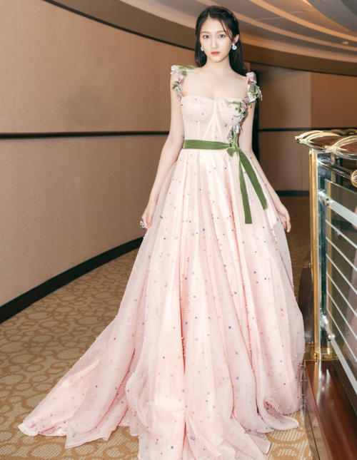 关晓彤内穿轻薄吊带裙，外穿件冬天的厚羊毛衫，却一点也不违和！