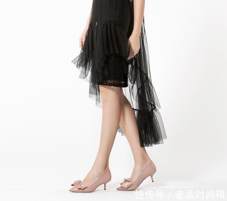  「舒适」尖头小细跟的设计，高跟沸腾舒适与优雅，让你有挺拔身姿