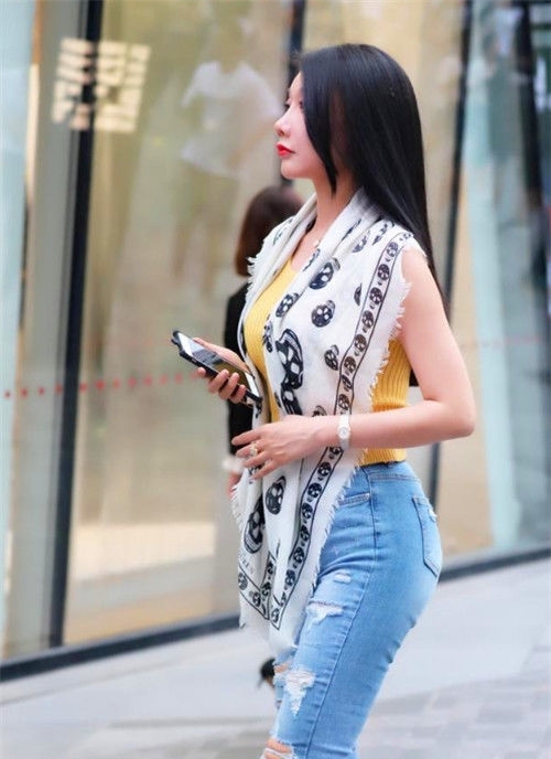 『最美』街拍：羞涩可人的小姐姐，仙女气质十足，哪一位最美