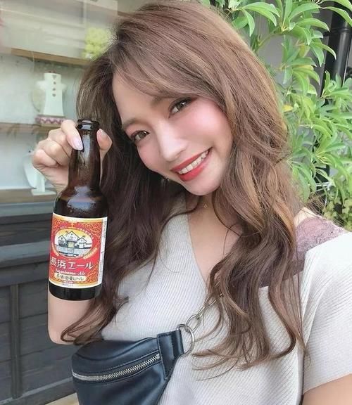  『显脸』别再剪普通的锁骨发了，2020流行这5款卷发，好看显脸小！