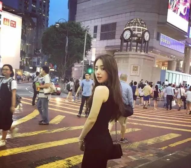 网络红人■天王嫂方媛不愧为是网络红人,穿灰黑色吊带背心配紧裤,顺手摆拍也高級