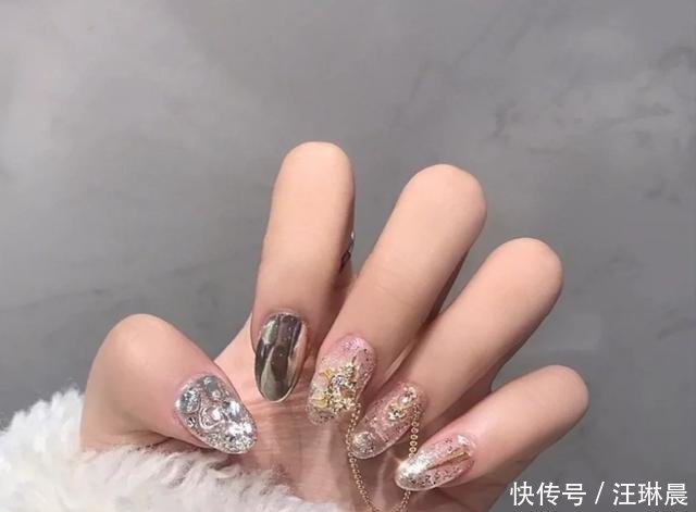 『镭射』春日美甲做起来,镭射美甲让颜色多变,“除了好看一无是处”