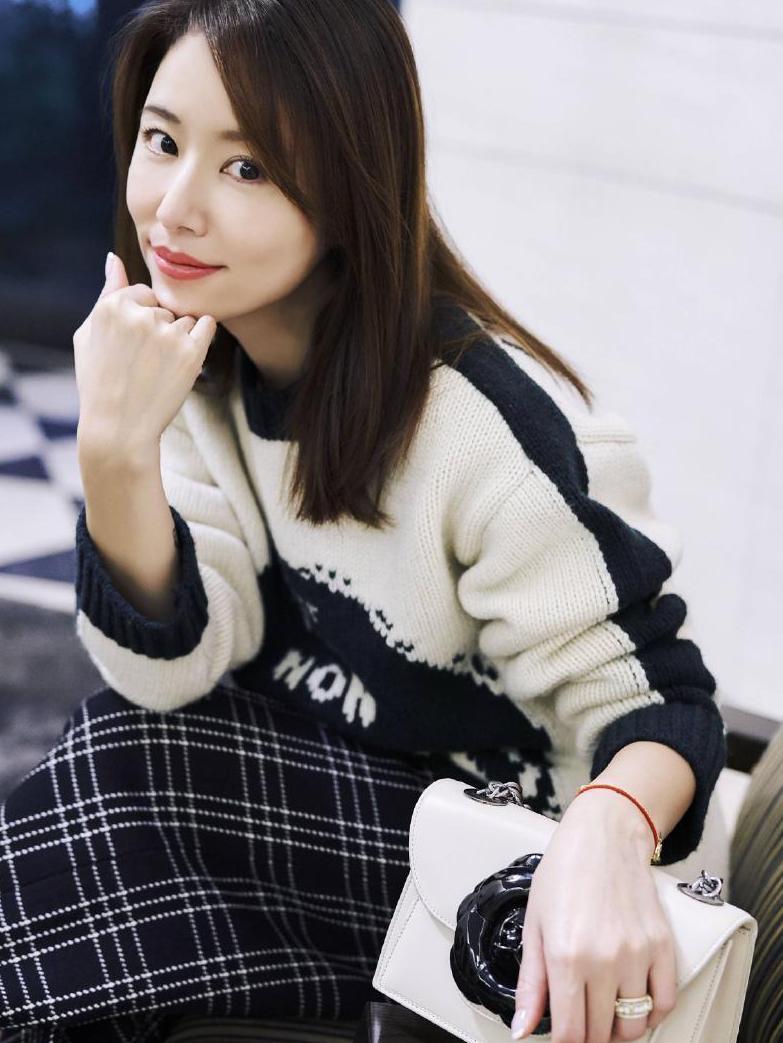 林心如启程纽约时装周, 自信搭配平底鞋, 颜值居然回春了!