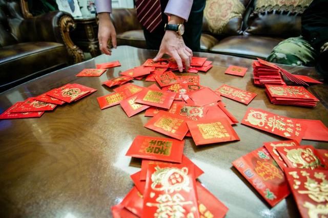  绸缪：婚礼行业正复苏：哭鼻子的新娘又开始筹备结婚，不少商家正绸缪打折获客……
