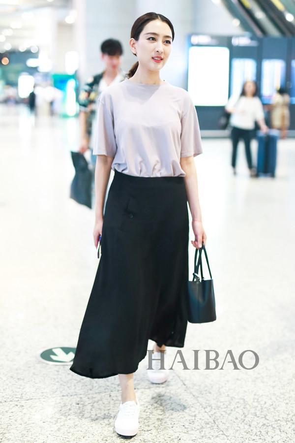 Tee+过膝裙Hold住各种场合 包你时髦一整夏！