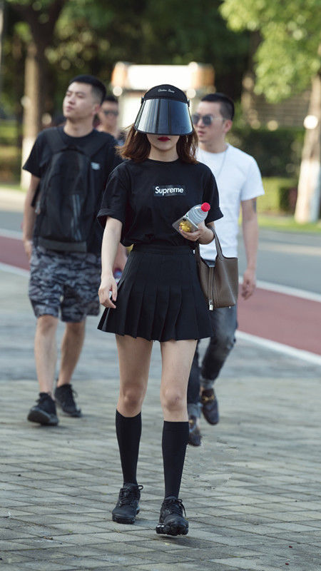 成都街拍:清新夏日，高腰牛仔裤布鞋墨镜，出行街头必备单品