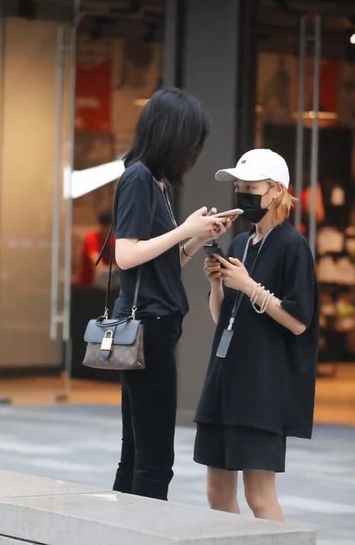 「坐下」有一种人穿闺蜜装,坐下来都一样,一站起来,闺蜜瞬间变小朋友!
