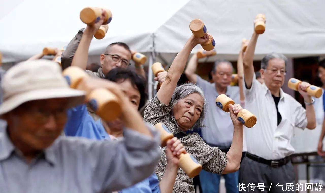 实拍日本老人的生活状态，再对比中国！游客：差距不是一点！