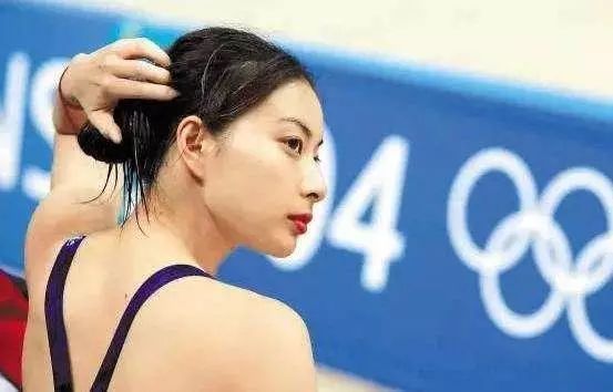 『偶遇』郭晶晶逛平价食阁被偶遇，素颜合影没架子，被赞最接地气豪门阔太