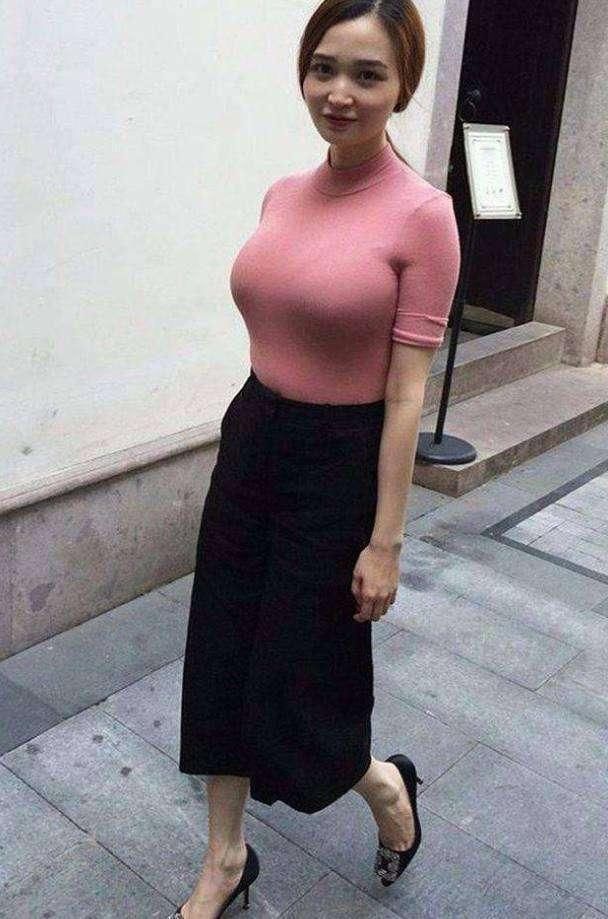 街拍: 美女超市买东西, 傲人身材引人围观