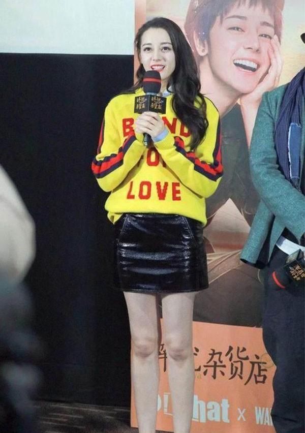 「 皮质」穿“三角形”皮短裙,这逆天长腿哦太性感撩人,169的谭维维