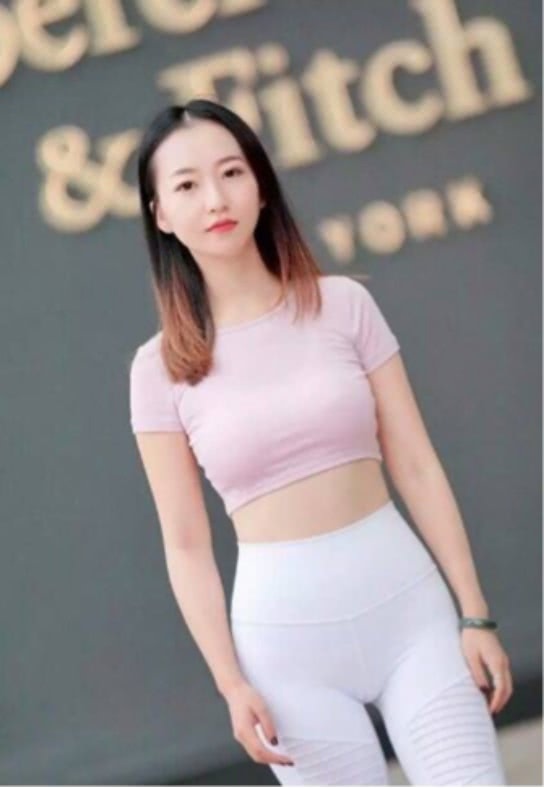 时尚紧身裤的这些经典搭配，让小姐姐做回青春活力美少女！