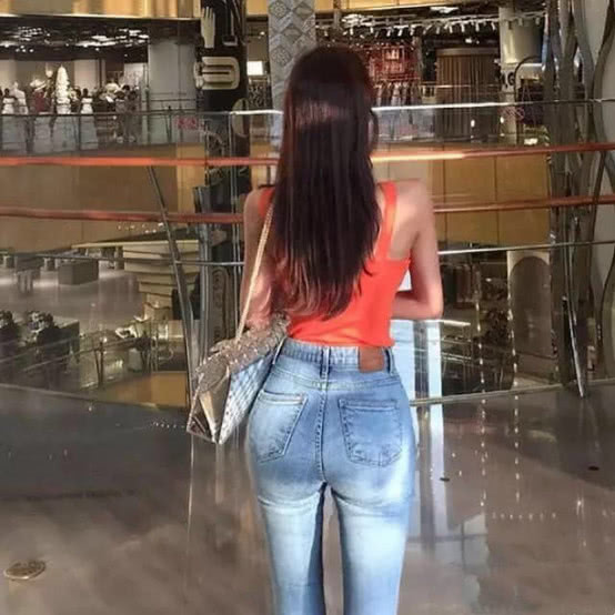 小姐姐小背心搭配超长牛仔裤让你一秒钟就变高！