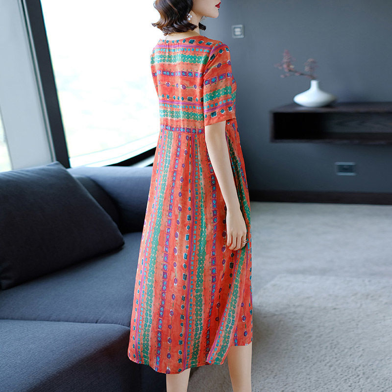 55岁妈妈太有眼光，穿这款妈妈装，太洋气了，美得不像老年人