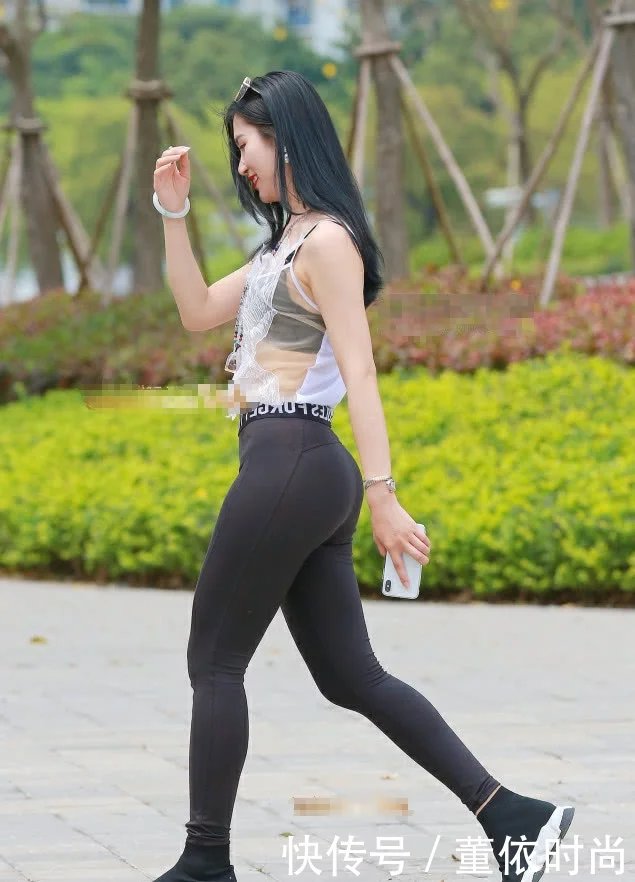 时尚小姐姐透明小背心搭配紧身裤显丰满身材，高贵大方气质迷人