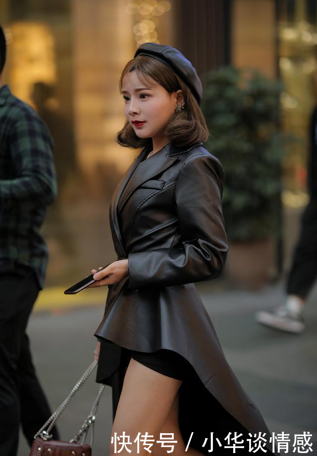 【紧身裤】美女街拍:阳光可爱的小姐姐,小背心搭配紧身裤,魅力十足