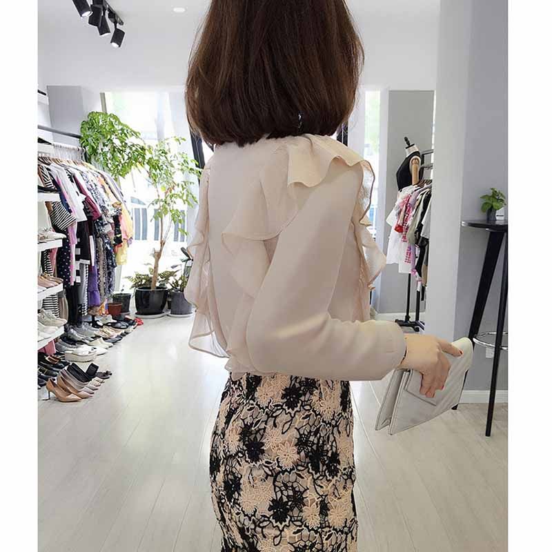 毫不夸张的说，这是我见到巨美的减龄小衫，老婆穿上跟女儿一样嫩