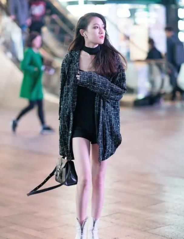 柔美|街拍:美女身穿白色的连衣裙柔美大气,浑身上下充满着青春时尚气息