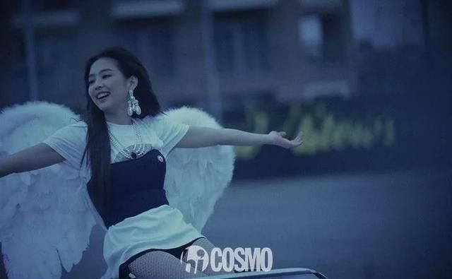  时髦■时髦办｜Jennie的珍珠项链那么多，还硬要和妈妈抢着戴这一条？