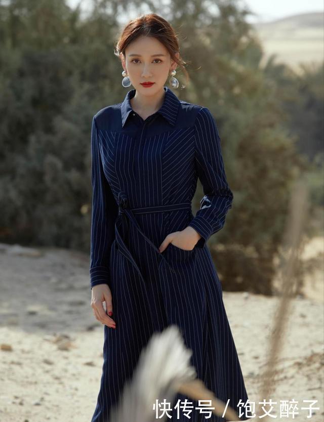 气质@路人街拍,姑娘时髦感十足,穿蓝色紧身牛仔裙,很优雅