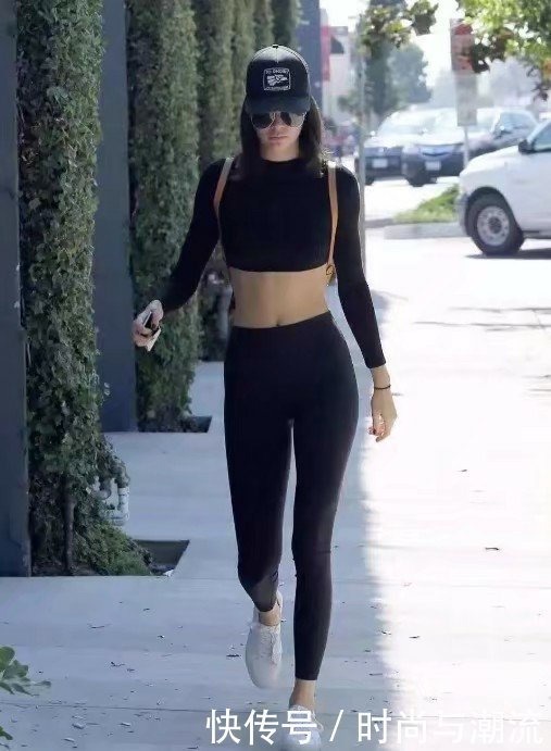 性感美女紧身裤勾勒出迷人身姿，总能在人群中脱颖而出