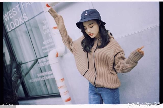 在夏天，“胸大”的女人，莫乱穿衣服！特别是这3种，很“显胖”