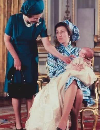 跷二郎腿的王室女性，凯特不雅，戴安娜险“走光”，女王违反规定