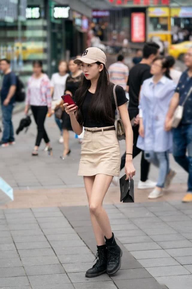 街拍:紧身衣加热裤，才能突显美女们的气质和身材