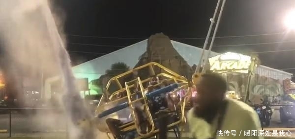 游乐园体验高空喷射 启动瞬间缆绳断裂 游客傻坐不敢动