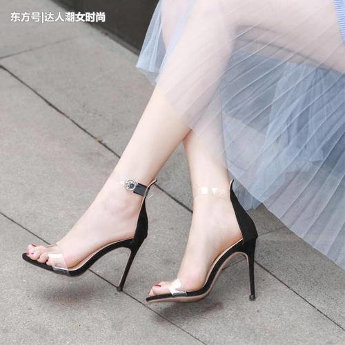 老婆的美脚穿这样的细高跟鞋，简直太美了，这才是成熟女人的样子