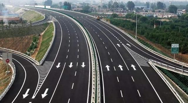  #高速#高速的三条车道中哪一条最安全？交警给出了正确的答案，你是对的吗？