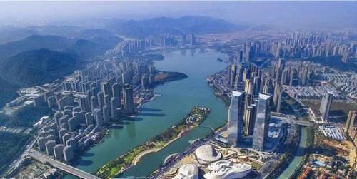  『大比拼』中部第二大城市大比拼，长沙和郑州GDP超万亿，未来谁能脱颖而出