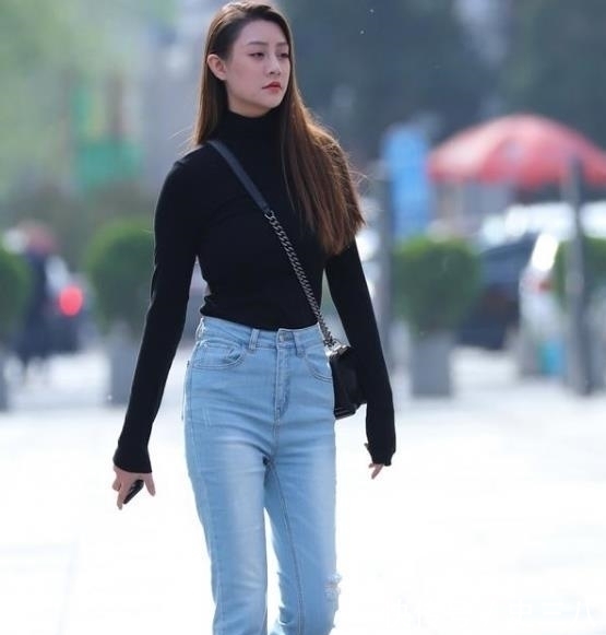 秋月|街拍皎若秋月的美女,一条灰色的连衣裙,时尚气质风范