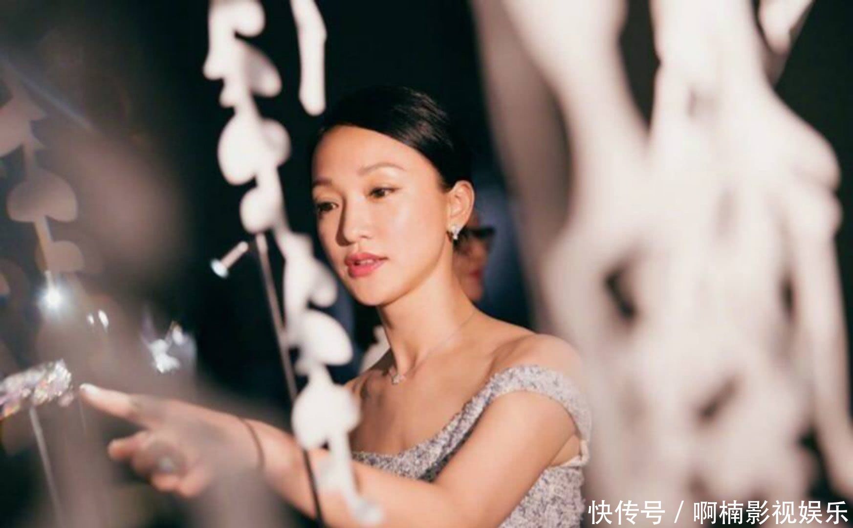 44岁周迅现身活动秀美肩艳压全场，性感“小蛮腰”妩媚动人