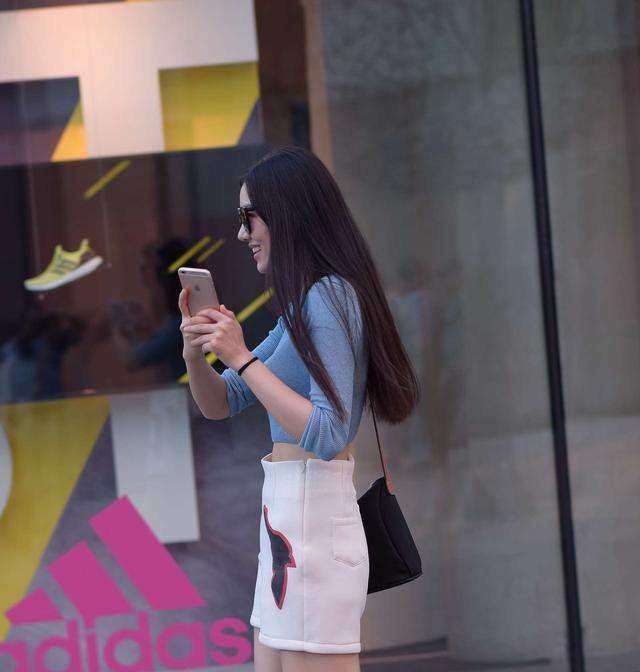 街拍美女，时尚漂亮，苗条身材一览无遗！