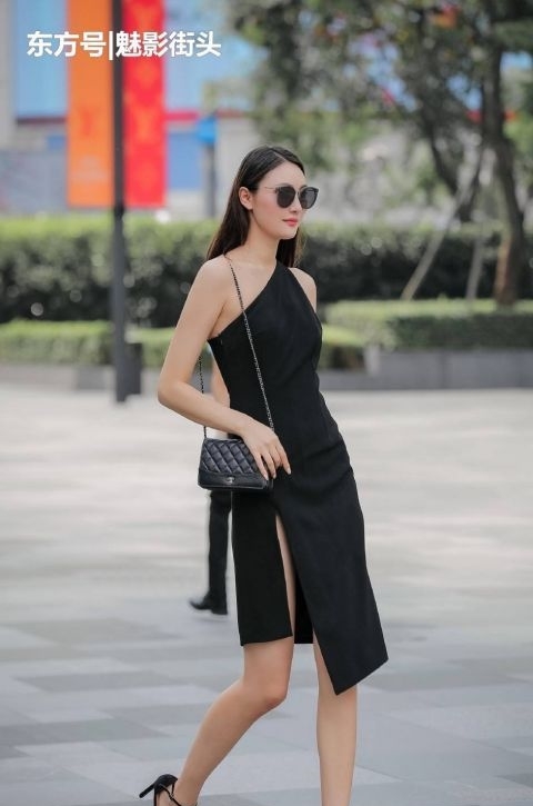 『女人』高跟凉鞋增高明显,和各种衣服都百搭,搭配裙子更是女人味十足