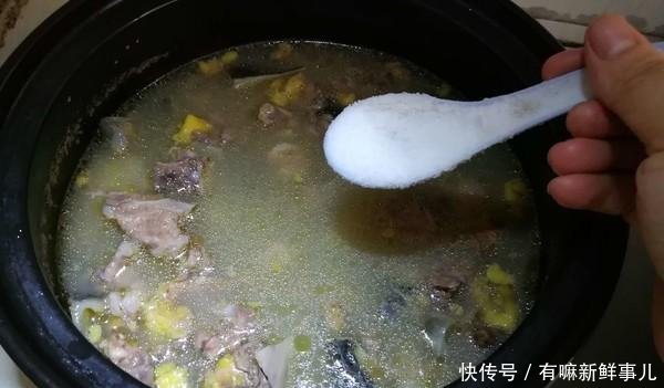  『热水』焯排骨到底用冷水还是用热水看完大厨做法才知道，原来用错水了
