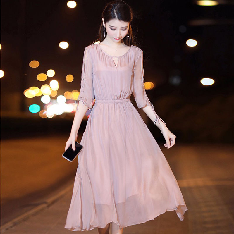 三伏天流行一种“冷淡风”，高雅又显年轻，上身女神范十足