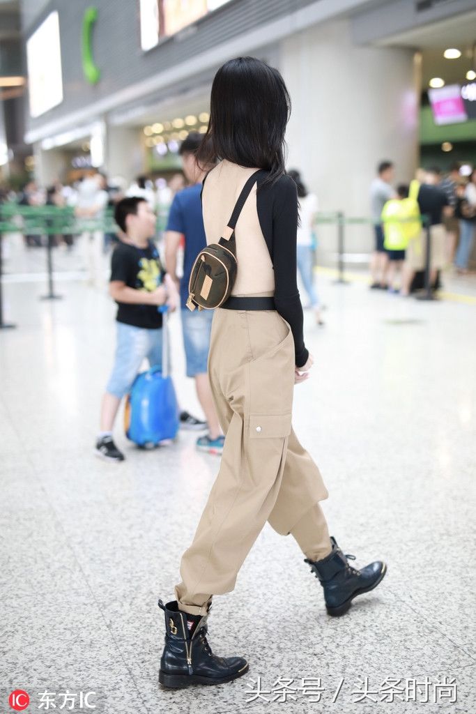 你以为奚梦瑶只是穿了一件简单的打底衫 其实暗藏玄机!