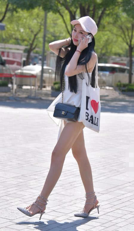 典雅气质姐姐面若桃花，曼妙有致身形傲然挺立浑然天成，人面桃花