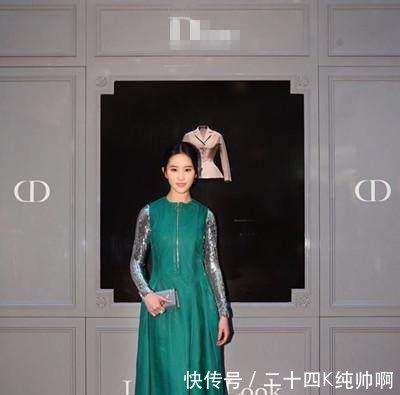 刘亦菲真敢穿! 蕾丝上衣太紧都要撑破了, 网友 做她保镖好幸福!