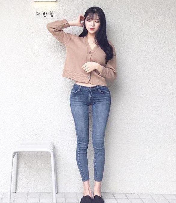 青春朝气的牛仔裤美女，婉约又显别致，无论走到哪都是焦点