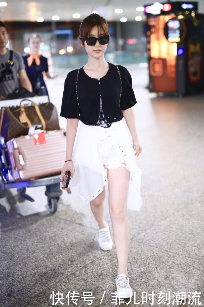 毛晓彤不得了！裙子穿得这么高级，脚下却搭配一双10元的拖鞋！