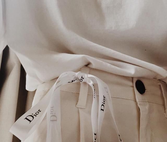 少女■不可以扔!Chanel、Dior 包裝彩带除开绑头发外,可以那样用