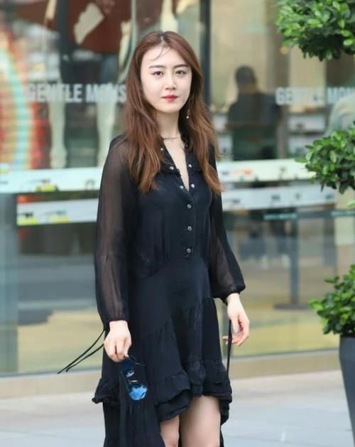 『美女』街拍:皮肤白皙的美女,一条黑色的连衣裙,时尚优雅气质十足