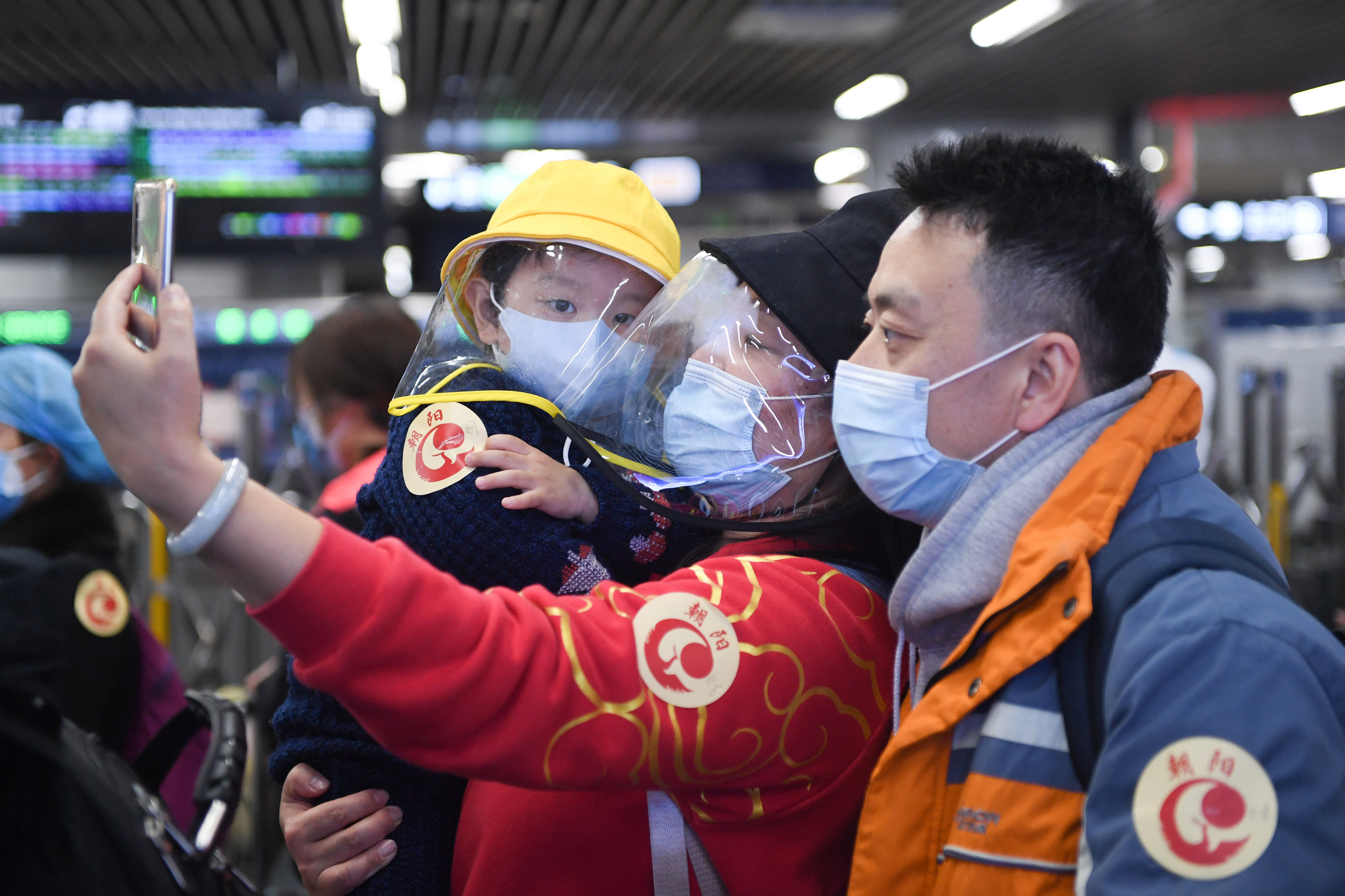  列车驶入：武汉“解封”后首趟返京列车抵达北京西站