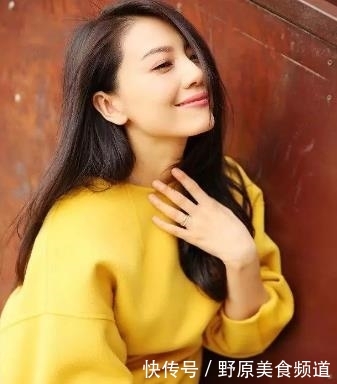 『诱人』街拍:芳菲妩媚的小姐姐,大长腿十分亮眼,彰显诱人身材