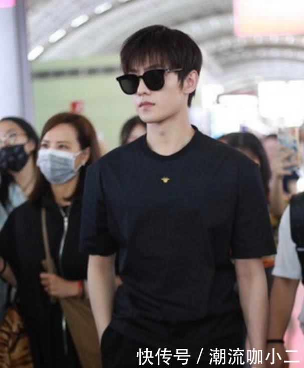 杨洋现身机场,戴墨镜难掩疲态,身体状况欠佳咳