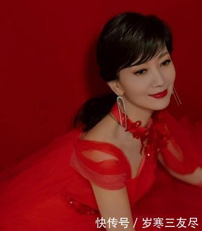  『完美』赵雅芝真是优雅到骨子里，新剧上演开衫秀温婉端庄，人气比周迅高